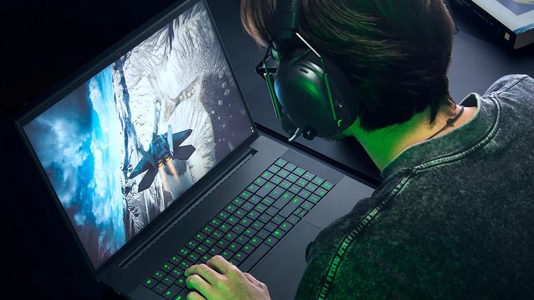 Razer Blade 18로 게임을 하고 있는 사람