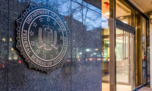 당국은 FBI 데이터 유출과 관련된 체포 후 해커에게 경고를 보냅니다.