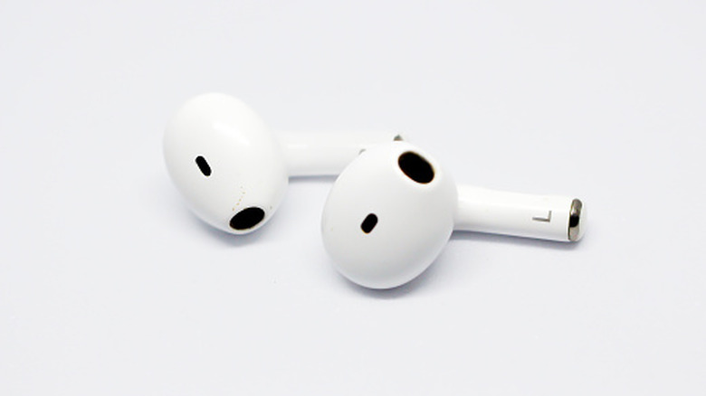 흰색 배경에 있는 Apple AirPods 한 쌍