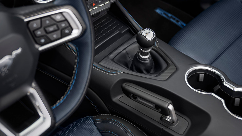 Ford Mustang GT California Special의 수동 변속기