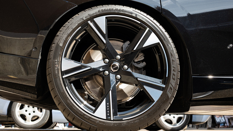 Pirelli 타이어가 장착된 검은색 볼보 알로이 휠의 측면 모습