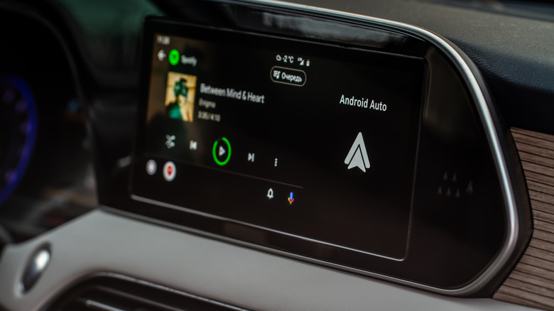 자동차 인포테인먼트 디스플레이에서 음악을 재생하는 Android Auto의 클로즈업