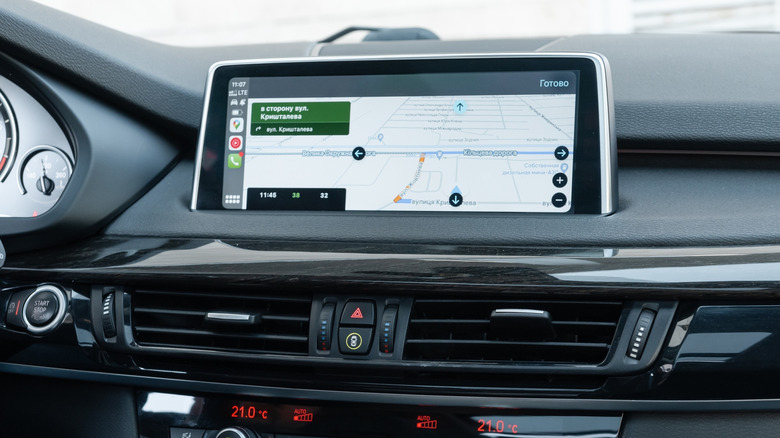 자동차 인포테인먼트 디스플레이의 Android Auto 내비게이션 화면