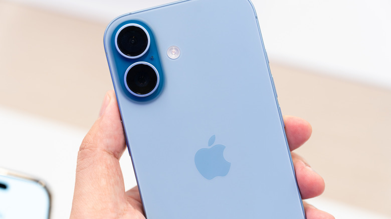 민트 블루 iPhone 17을 들고 있는 손 클로즈업