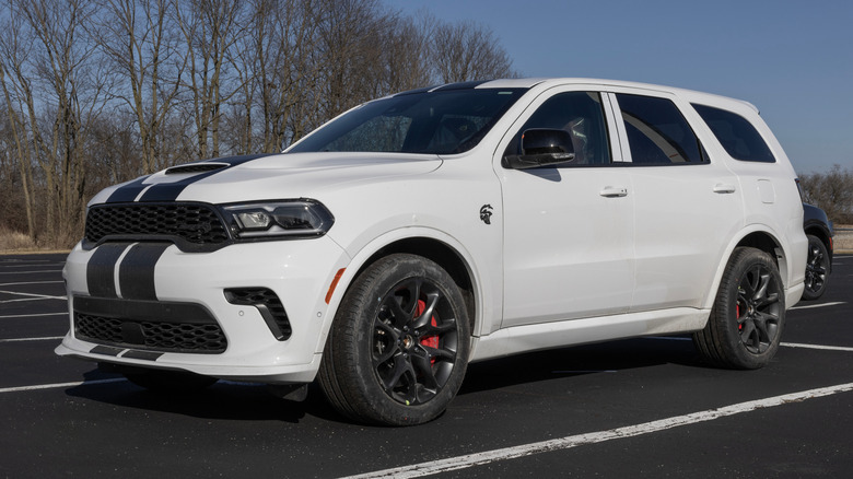 흰색 Dodge Durango SRT Hellcat이 주차되어 있습니다.