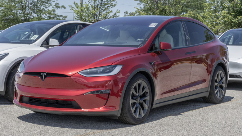 빨간색 Tesla Model X Plaid가 주차되어 있습니다.