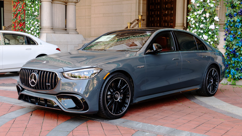 회색 Mercedes-AMG S 63 E Performance가 주차되어 있습니다.