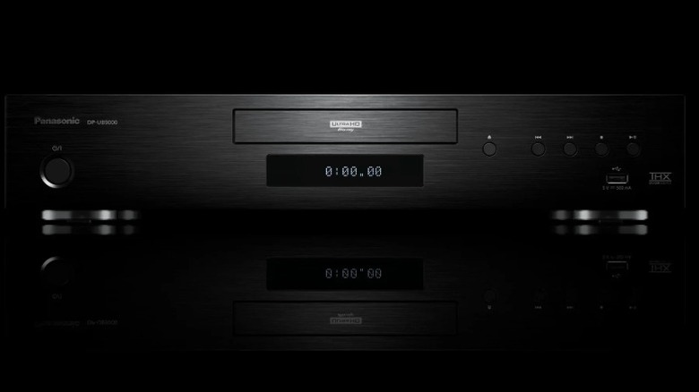 검정색 배경의 Panasonic DP-UB9000