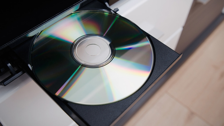 빈 은색 디스크가 들어 있는 열려 있는 Blu-ray 플레이어 디스크 트레이의 클로즈업