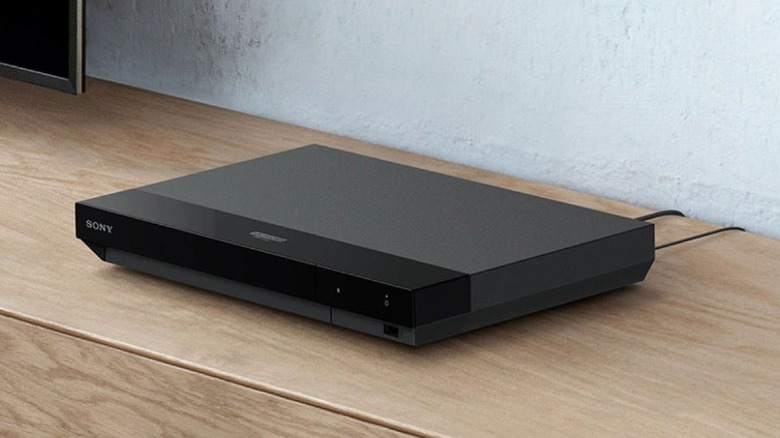 나무 선반 위의 Sony UBP-X700U 블루레이 플레이어