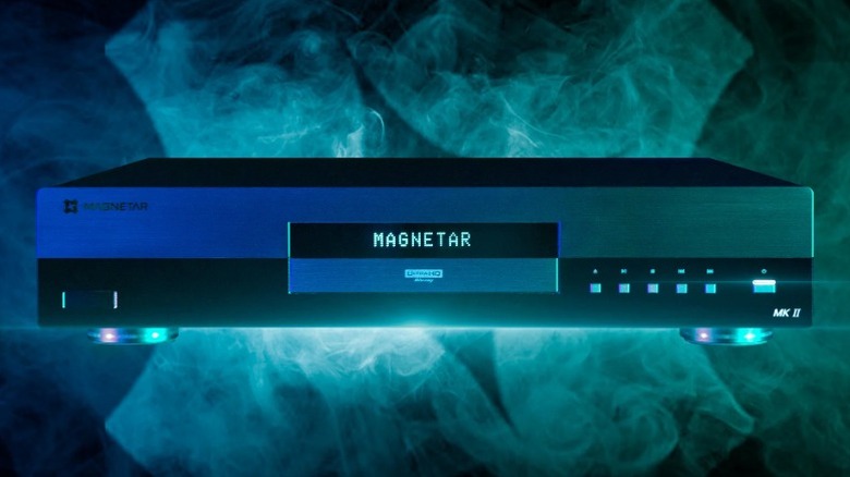 연기가 자욱한 배경과 청록색 조명을 갖춘 Magnetar UDP800 MkII