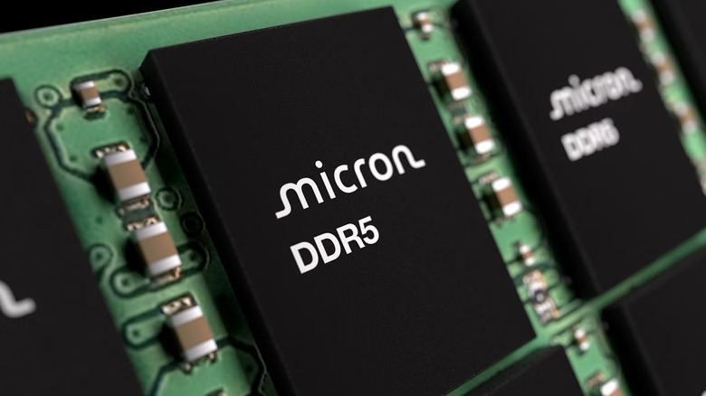 회로 기판의 Micron DDR5 DRAM 칩을 보여주는 그림