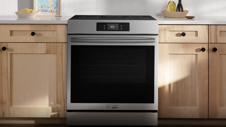 주방에 있는 Frigidaire 30인치 GCFE3060BF 전기 레인지