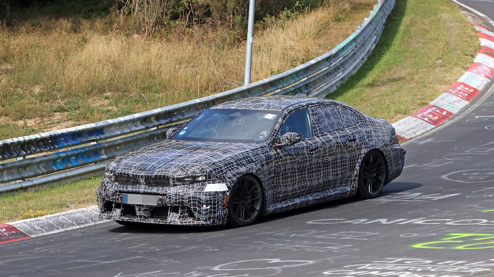 뉘르부르크링에서 테스트 중인 BMW M5 Refresh: Camo 뒤에 있을 가능성이 있는 것은 무엇입니까?