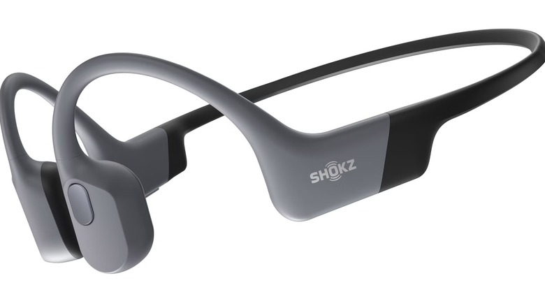 Shokz OpenTri 골전도 스포츠 헤드폰.
