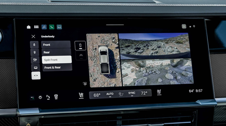 분할 보기 옵션을 보여주는 GMC Sierra 1500의 중앙 디스플레이 화면 클로즈업 샷