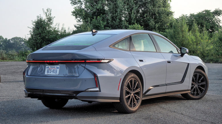 2026 Lexus ES 350h 후면 3/4 뷰