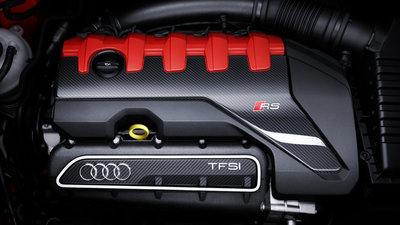 2018 Audi RS 3에 장착된 아우디 5기통 엔진의 위에서 본 모습.