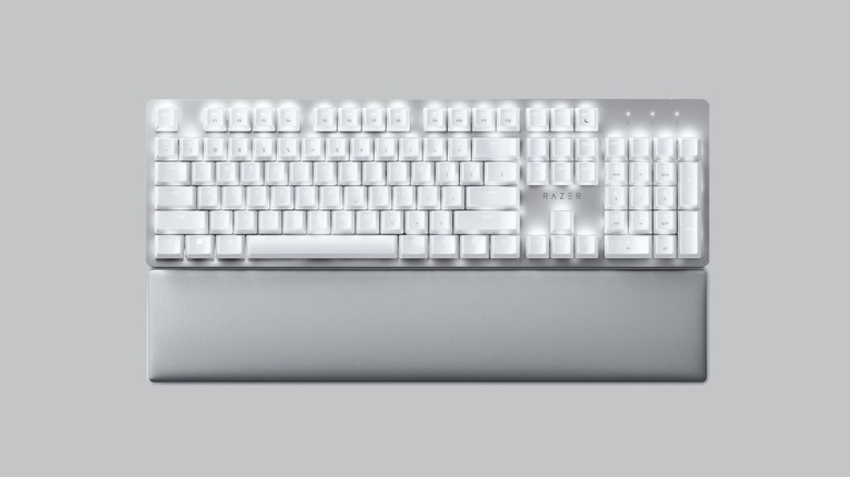 회백색 배경에 LED 백라이트가 있는 Razer Pro Type Ultra 기계식 키보드