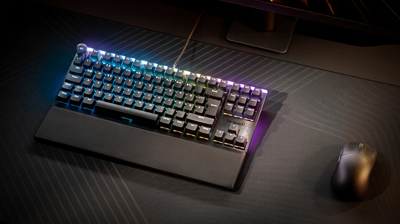 Be Quiet Light Mount 기계식 키보드(RGB 백라이트 포함), 마우스 근처 책상 매트 위에 위치