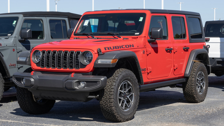 Jeep Wrangler 주차장에 주차된 Rubicon 빨간색 Jeep Wrangler.