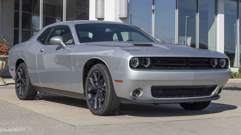 은색 베이스 모델 Dodge Challenger SXT가 밖에 주차되어 있습니다.
