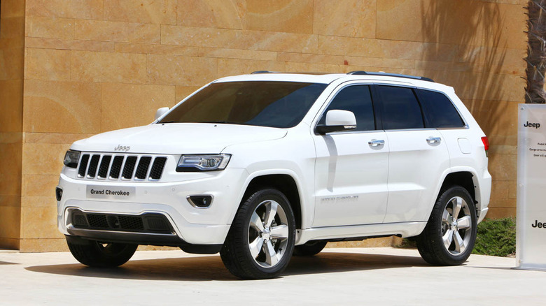 프로모션 이벤트에 등장한 흰색 기본 사양 WK2 Jeep Grand Cherokee, 전면 3/4 뷰