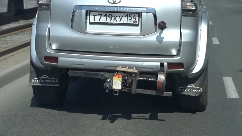 후면에 배기 발전기가 설치된 도로를 달리는 Toyota SUV