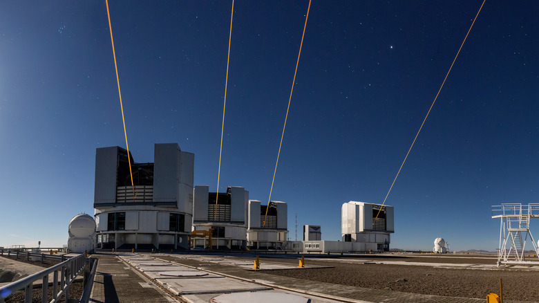 ESO의 초대형 망원경(Very Large Telescope)에 있는 4개의 대형 망원경 모두 칠레 파라날 천문대(Paranal Observatory) 위의 달빛 하늘에 레이저 빔을 발사합니다.