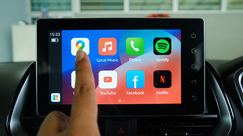 Android Auto 인터페이스에서 Google 지도 아이콘을 선택하는 손가락 클로즈업