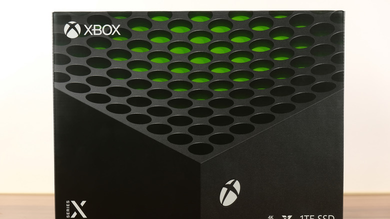 흰색 배경의 나무 표면에 놓인 Xbox Series X용 상자
