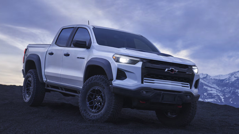 산악지대를 배경으로 서밋 화이트를 장착한 Chevy Colorado ZR2 Bison