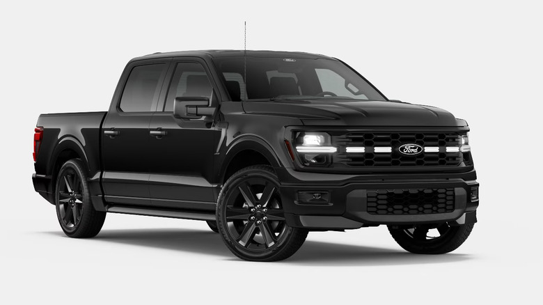 흰색 배경에 검정 포드 F-150 픽업 트럭