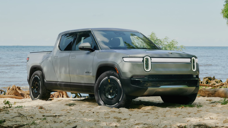 수역 옆에 주차된 2026 Rivian R1T