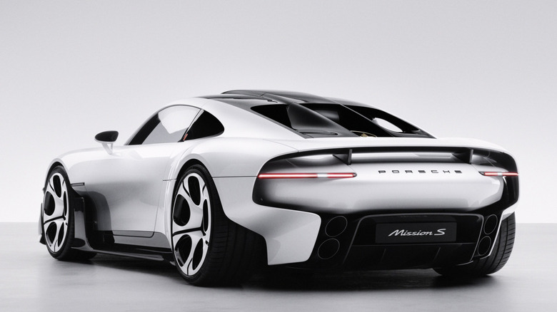격리된 흰색 배경, 후면 왼쪽 3/4 뷰의 202X Porsche Mission S 컨셉