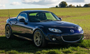 이 Mazda Miata MX-5는 후드 아래에 300마력 V6 엔진을 숨기고 있습니다.