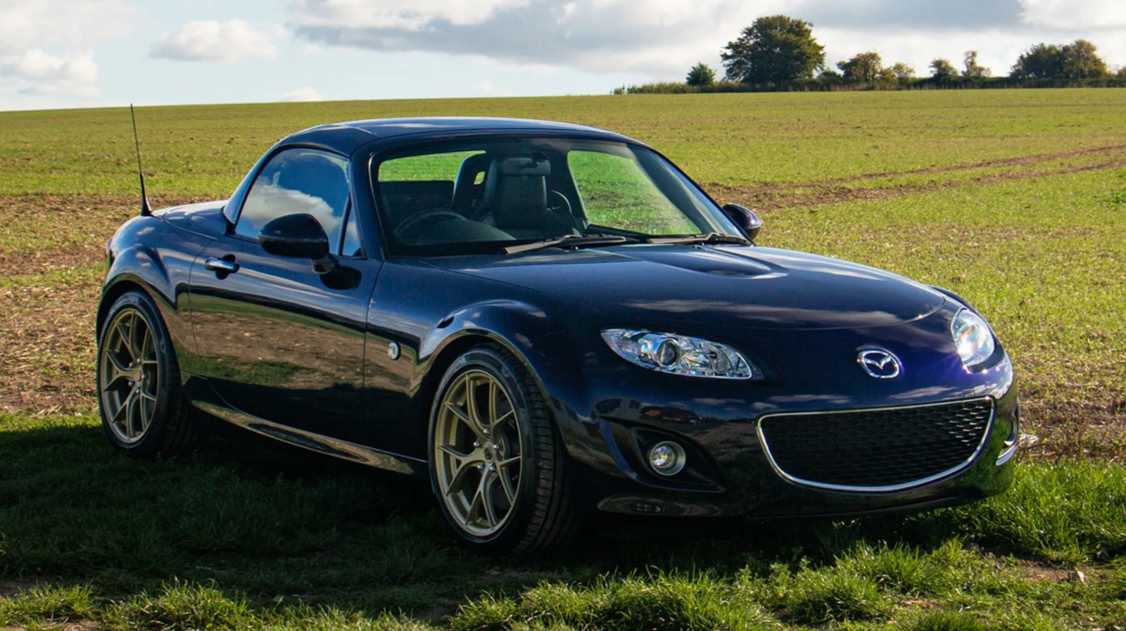 이 Mazda Miata MX-5는 후드 아래에 300마력 V6 엔진을 숨기고 있습니다.