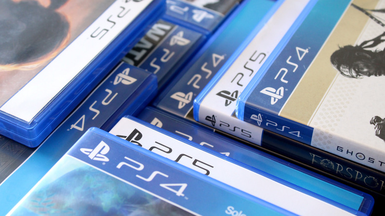 케이스에 PlayStation 5 게임이 쌓여 있습니다.