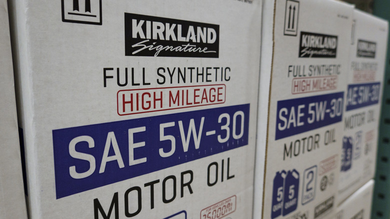 Kirkland Signature Full-Synthetic High Mileage SAE 5W-30 오일 상자, 가변 초점 이미지