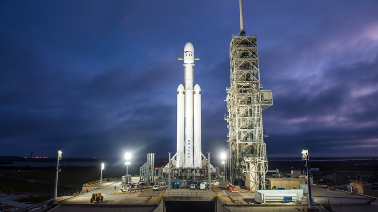 발사대에 있는 SpaceX Falcon Heavy