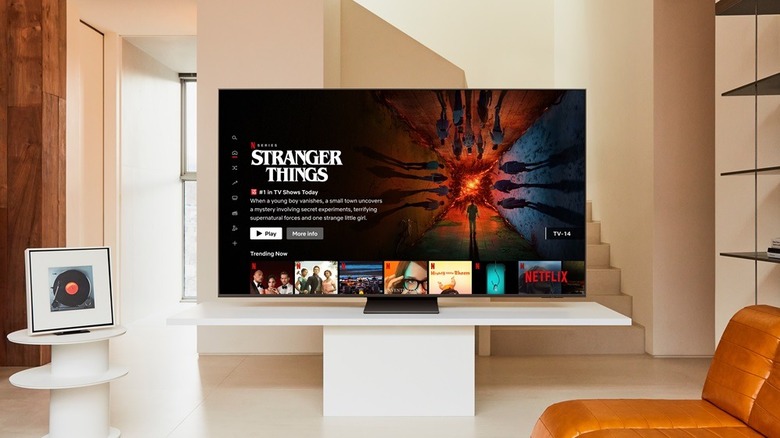 흰색 거실 책상에 삼성 TV