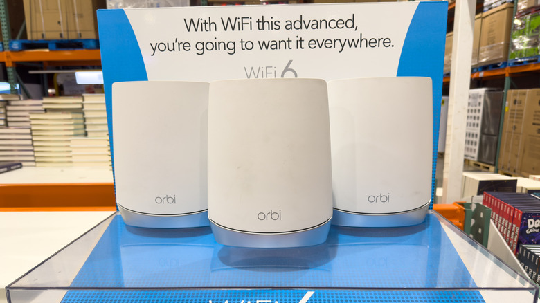 매장 내부에 전시된 Orbi 메시 Wi-Fi 6 라우터