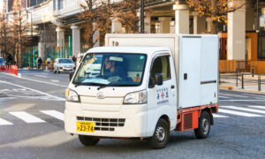 Daihatsu의 소유자는 누구이며, 다이하츠의 미니 트럭은 어디에서 제조됩니까?
