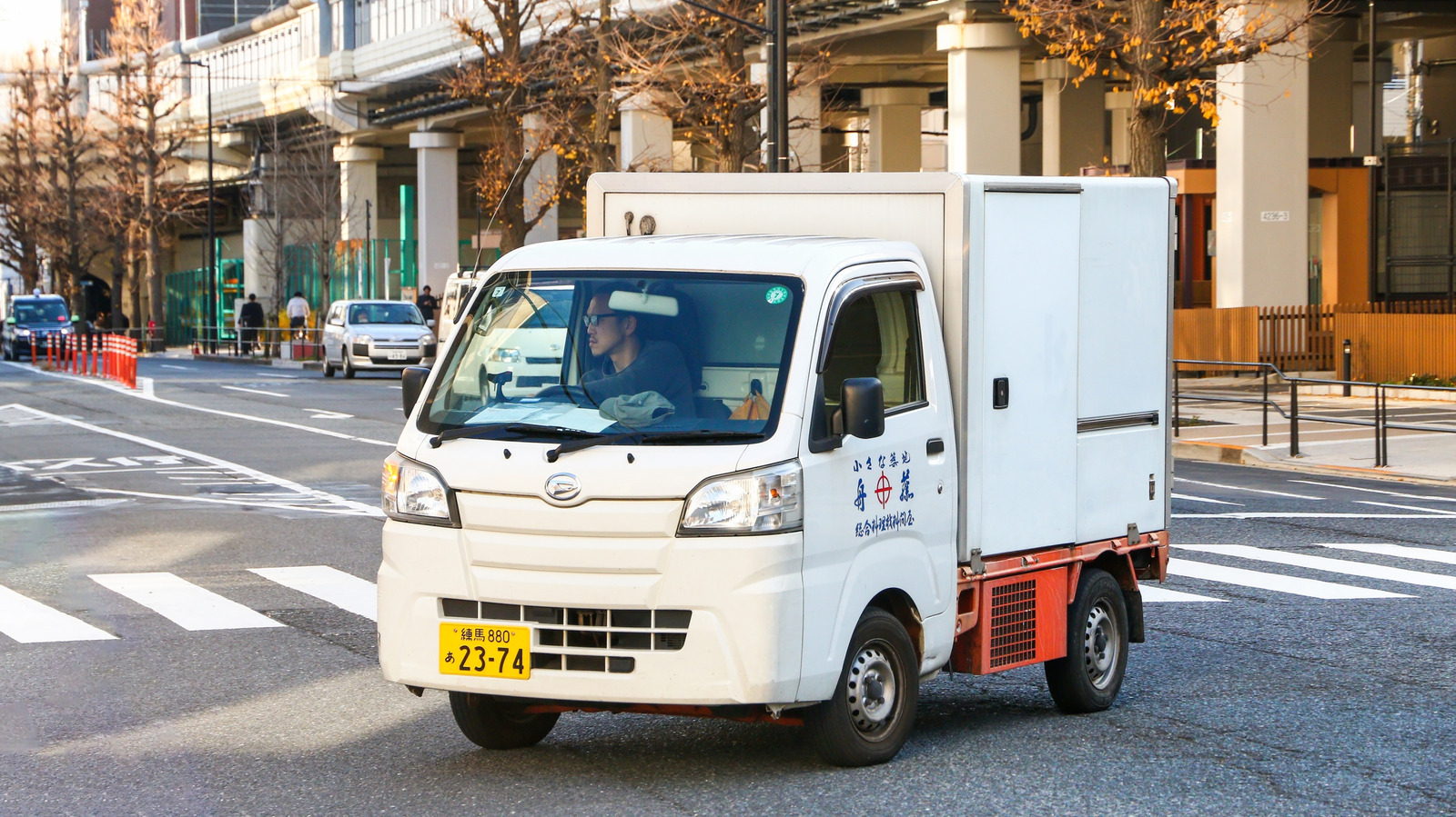 Daihatsu의 소유자는 누구이며, 다이하츠의 미니 트럭은 어디에서 제조됩니까?