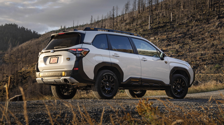 2026 Subaru Forester Wilderness의 후면 3/4 뷰