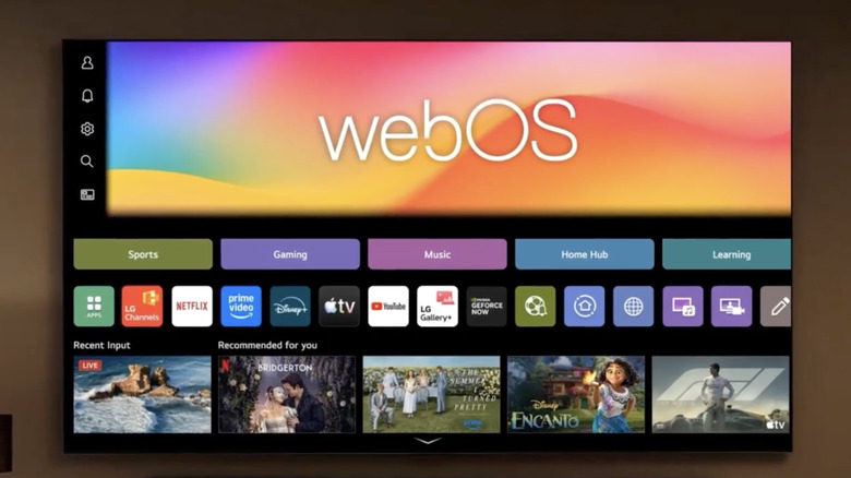 벽에 걸린 LG TV의 LG webOS 홈페이지