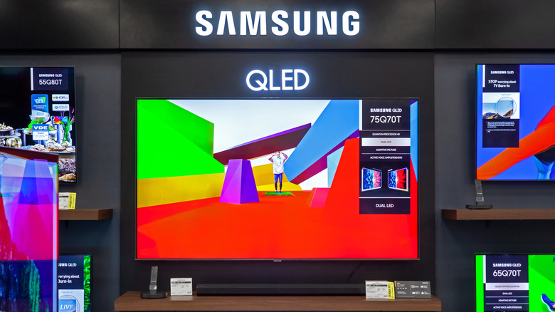 소매점에 전시된 여러 대의 삼성 QLED TV