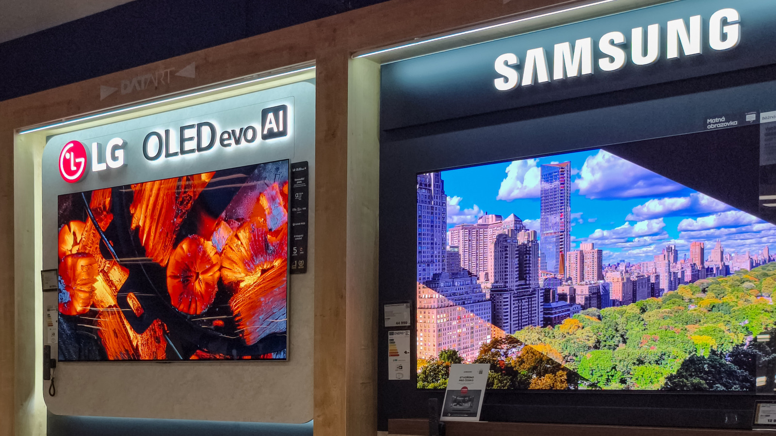 삼성 vs LG: 어떤 브랜드가 더 나은 스마트 TV를 만드는가? 전문가들이 말하는 내용은 다음과 같습니다.