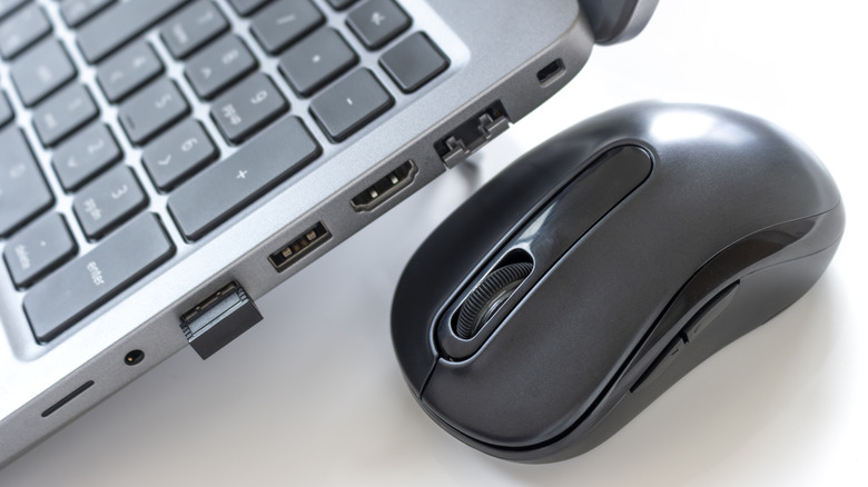 노트북에 연결된 무선 마우스 및 USB 수신기
