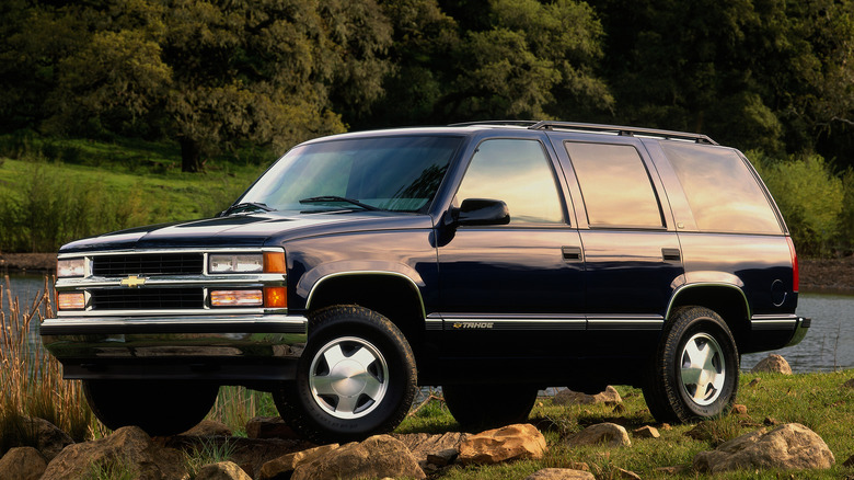 Vortec 5300 엔진이 장착된 파란색 1999 Chevrolet Tahoe의 전면 3/4 뷰